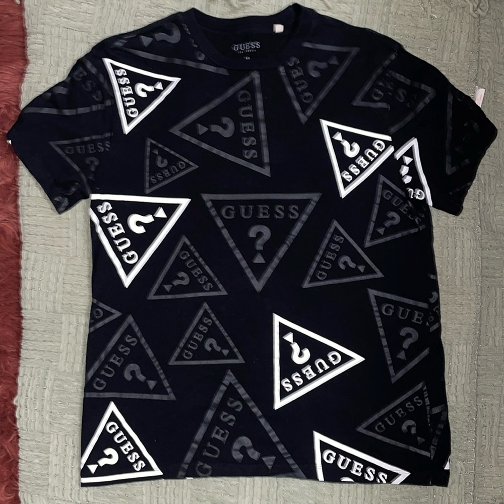 Guess Mens sz medium decal shirt